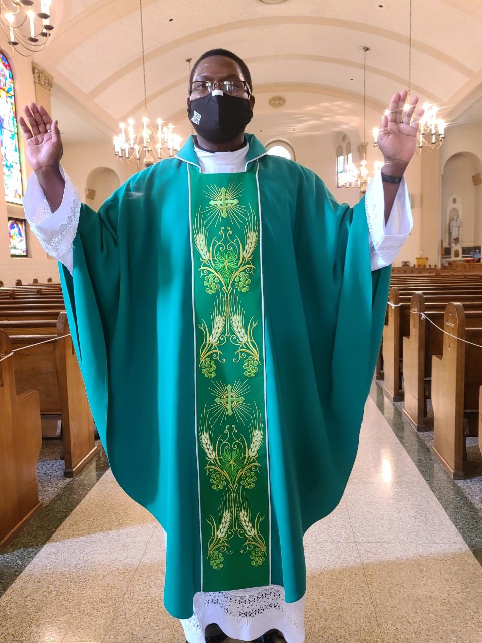 DIVINE MERCY GREEN VESTMENT 13