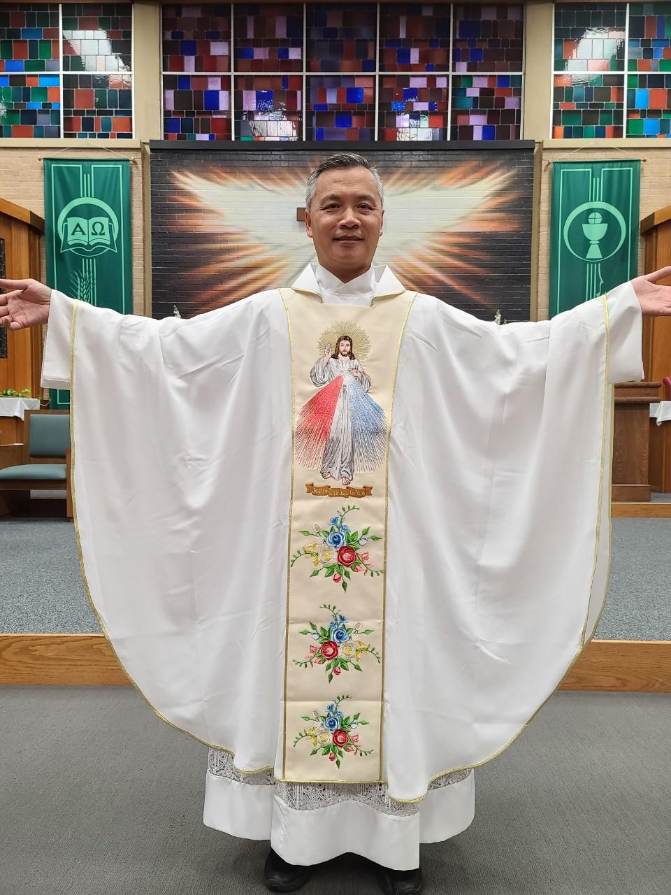 DIVINE MERCY WHITE VESTMENT