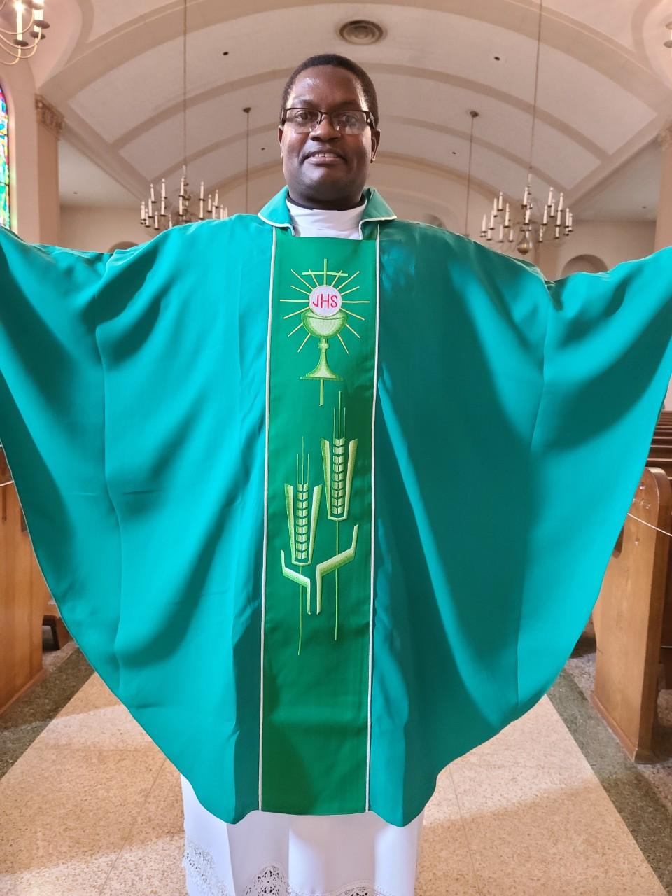 MOTHER OF PERPETUAL HELP GREEN VESTMENT 01