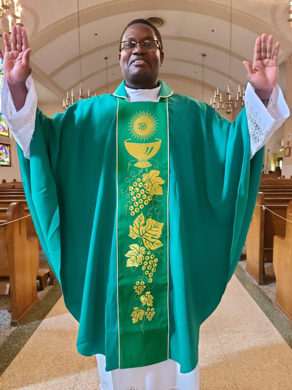 MOTHER OF PERPETUAL HELP GREEN VESTMENT 02