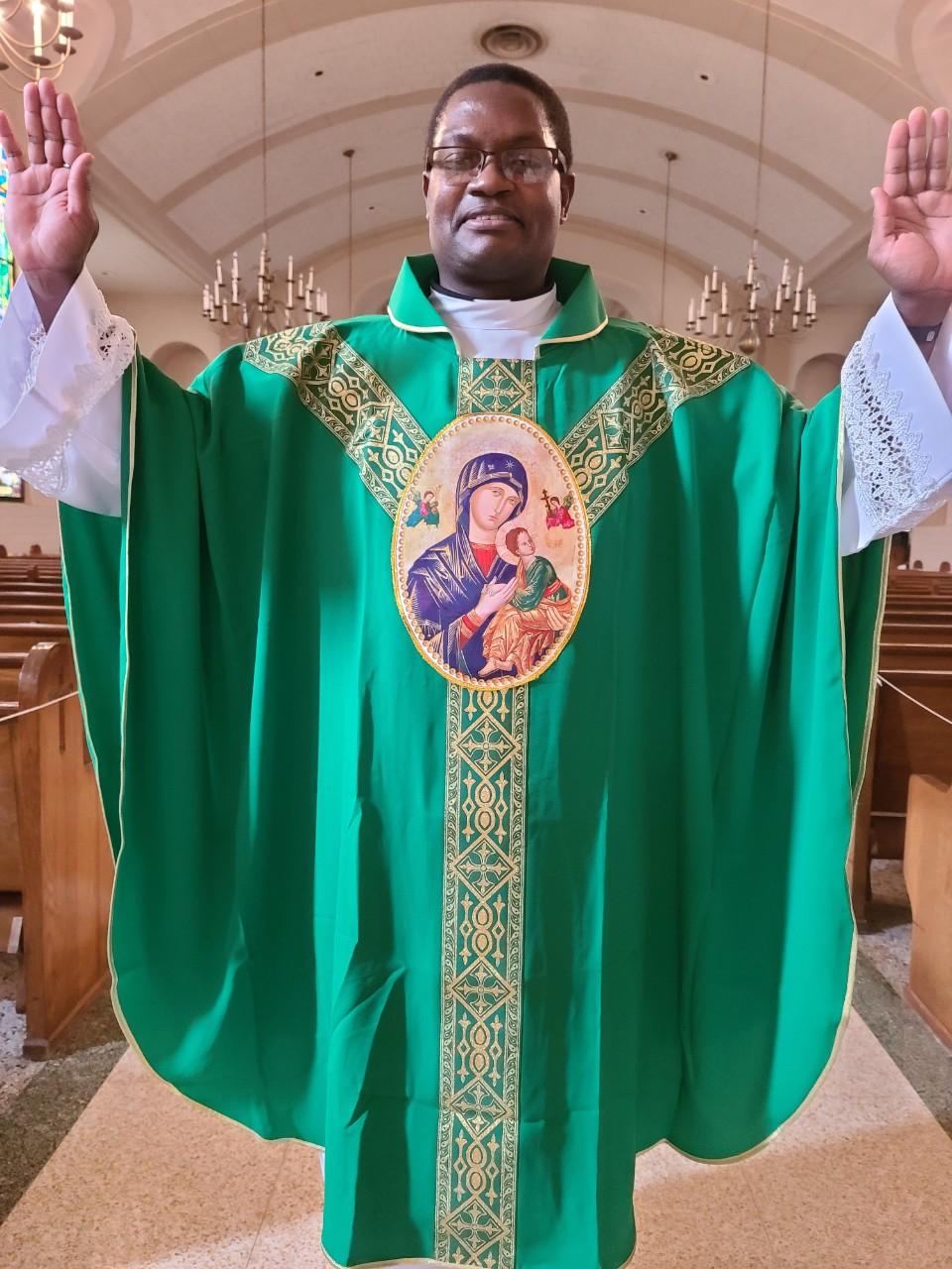 MOTHER OF PERPETUAL HELP GREEN VESTMENT 03