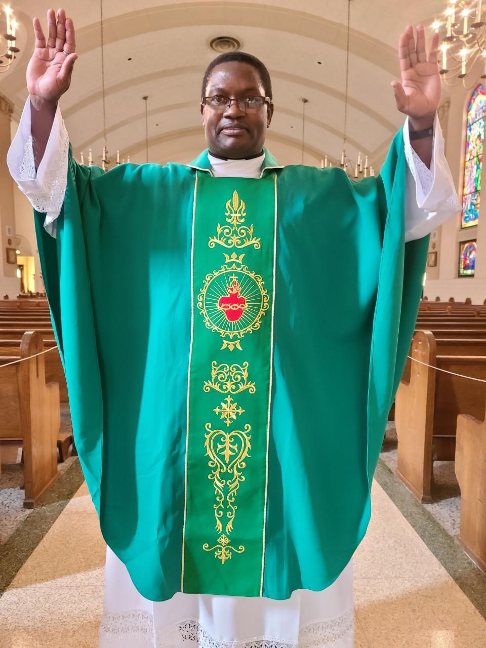 TWO HEARTS GREEN VESTMENT 09